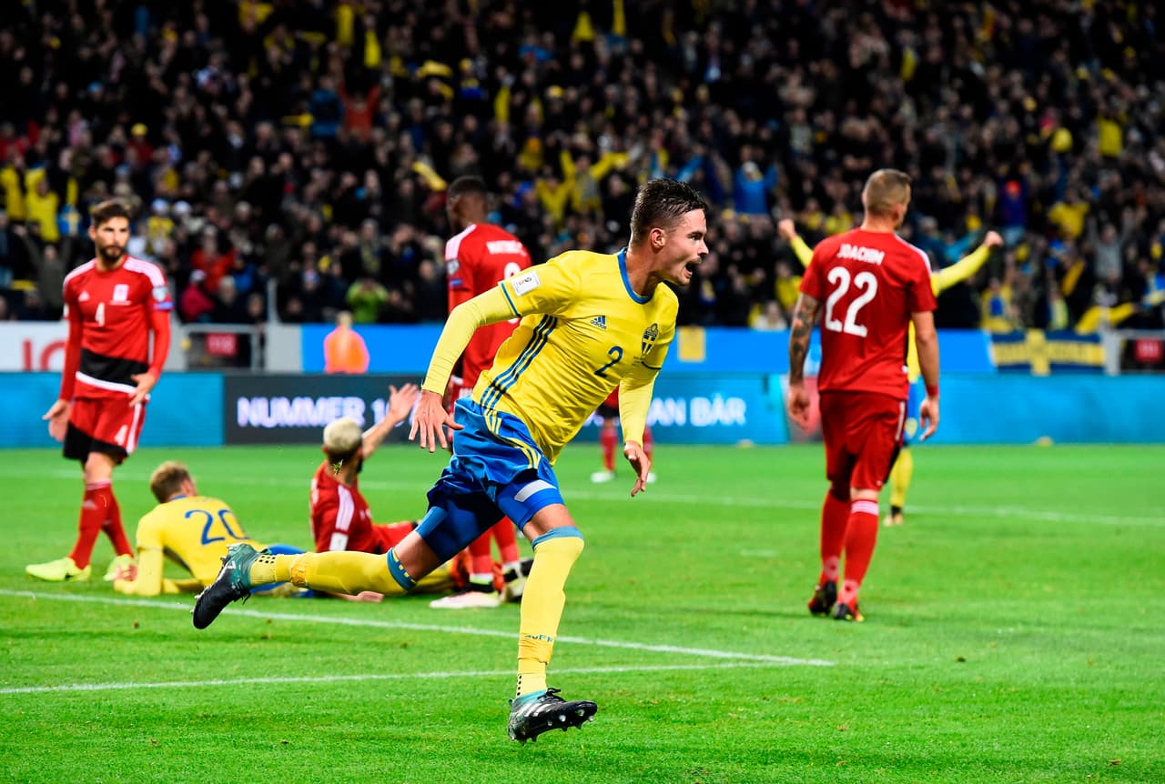 Mikael Lustig puso el 5-0 en una jornada de fiesta para Suecia, imparable en casa.