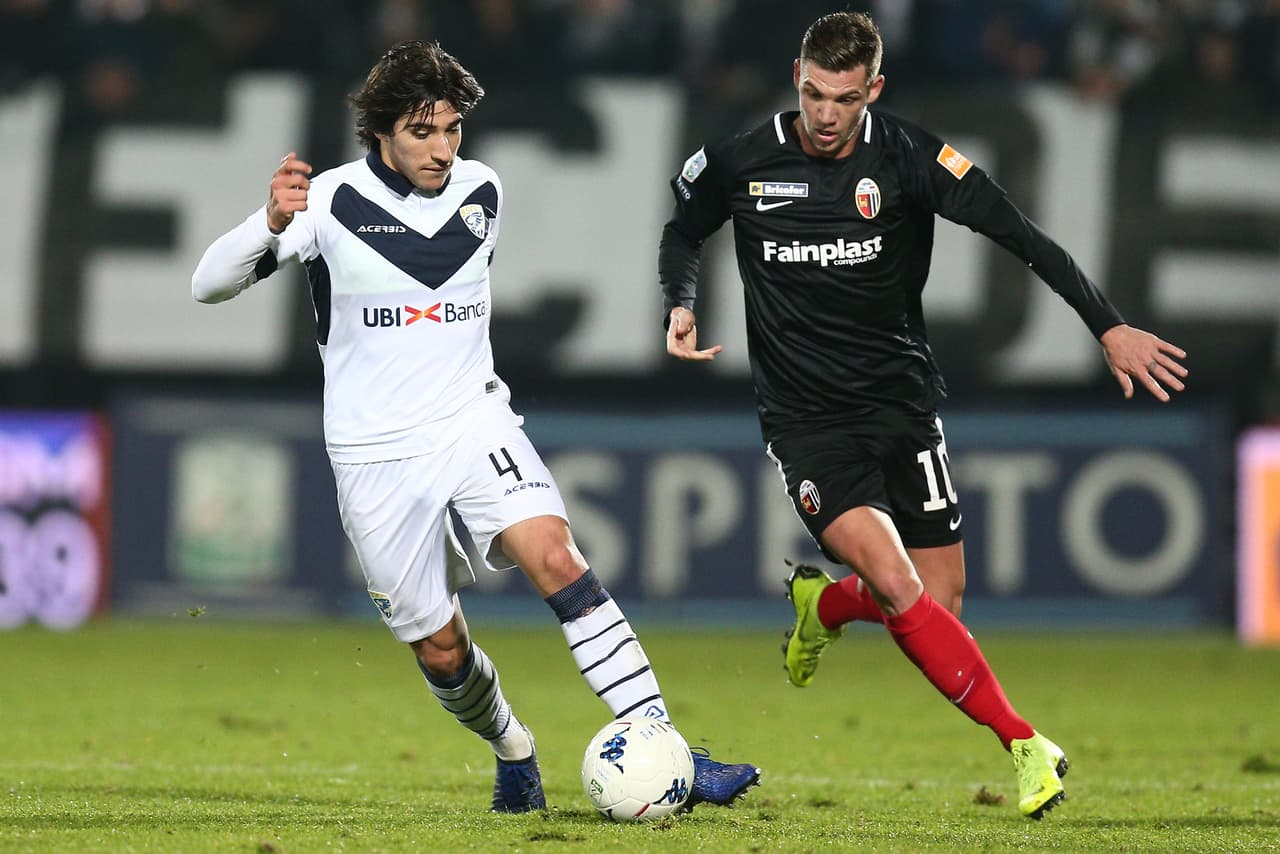 Sandro Tonali (izquierda), italiano del Brescia, nacido el 8 de mayo de 2000.