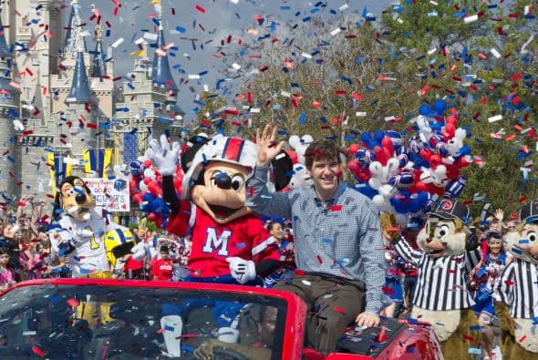 Como parte de las prerrogativas de ganar el JMV del Super Bowl, Eli Manning fue a Disney World. Así lució el quarterback en 'El Lugar Más Feliz del Planeta'.
