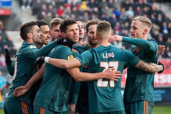 Noah Lang se estrena con titularidad en el Ajax y, con 20 años cumplidos, anota su primer hat-trick, un talento a seguir definitivamente. Twente sufre derrota 2-5 ante el Ajax y el mexicano Edson Álvarez no tuvo participación en este encuentro.