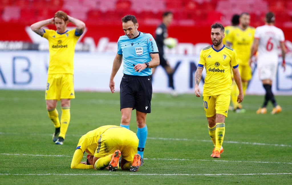 Sevilla aprovechó la localía y goleó al sorprendente Cádiz 3-0. Los de Lopetegui llegaron a 36 unidades y Cádiz se quedó con 24.