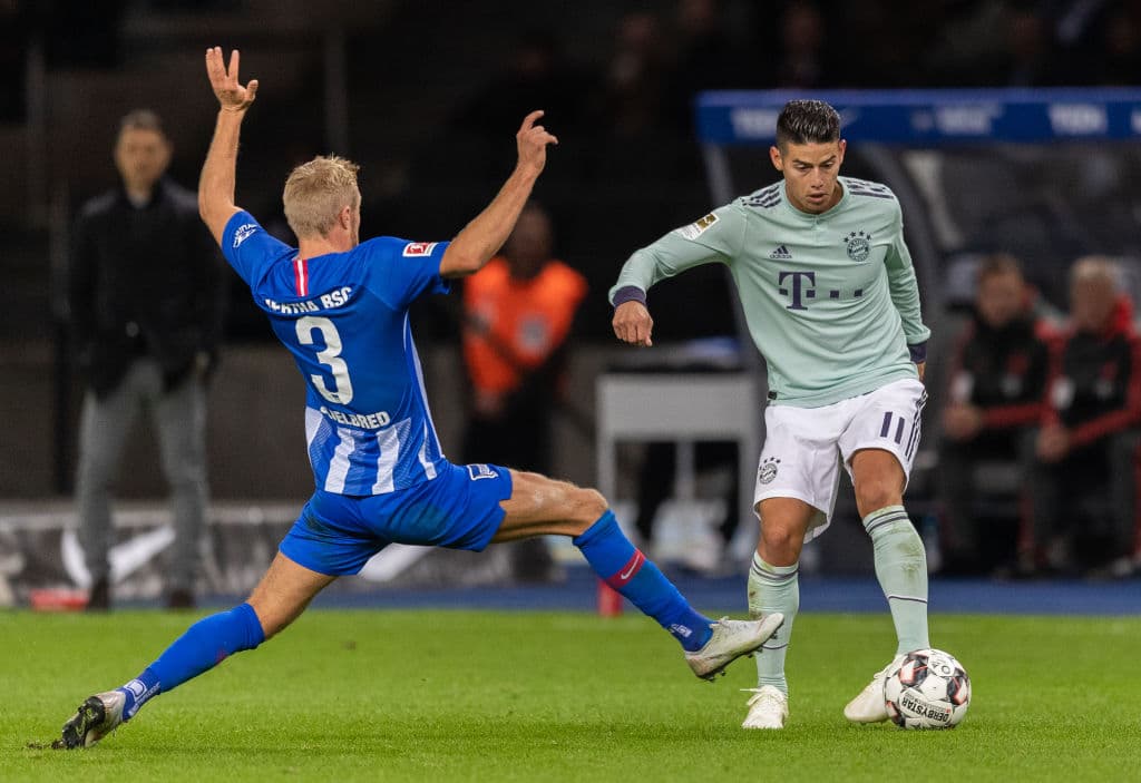 El colombiano James Rodríguez (derecha) tuvo un discreto rendimiento por lo que fue sustituido al minuto 72.