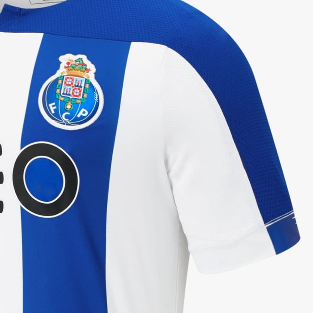 La pasión del Dragao y toda su afición en esta nueva temporada del fútbol europeo tendrá de nuevo las franjas gruesas en su playera. Pocos cambios, de hecho, tendrá la nueva prenda siendo el más notorio el de los hombros donde ya no existe el blanco sino que predomina el azul.