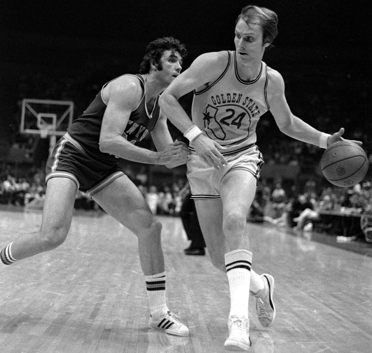 <b>2) Rick Barry.</b> En la foto con el 24 en el uniforme, tuvo dos etapas con los Warriors, la primera de 1965-66 y la segunda de 1972 a 1977. En 1975 guió al equipo al título de la NBA y fue el MVP de esas Finales. El 'Greyhound' o galgo, como le apodaban, disputó 642 partidos (7mo) con el equipo, consumió 24,443 minutos (4to), anotó 16,447 puntos (2do), y repartió 3247 asistencias para ser el cuarto de la organización. Una leyenda viviente de los Warriors sin duda.