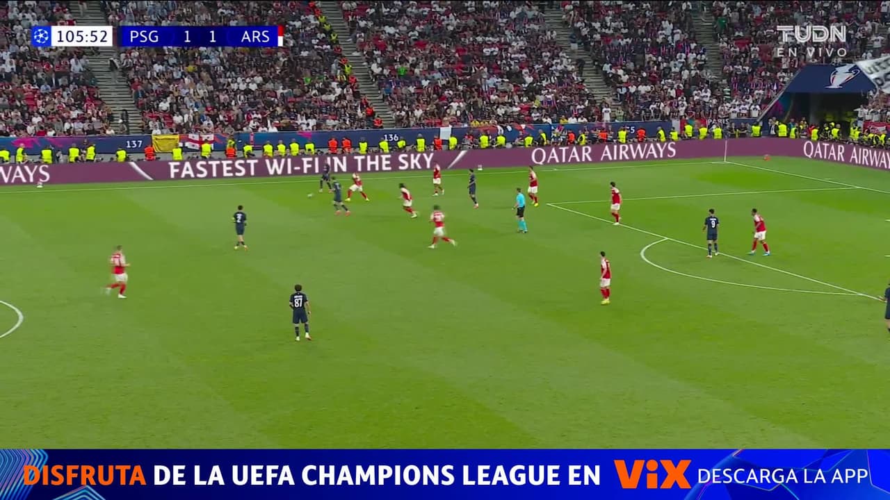 Raya vuelve a evitar el gol del PSG ¡ Atajó un balón que quedo suelto en el área!