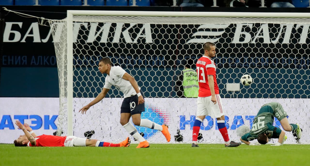 Fue así como Kylian Mbappe aprovechó su velocidad y desequilibrio para definir, tras una gambeta, el 1-0 a favor al minuto 39 del primer tiempo.