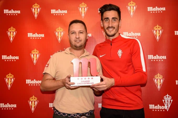 Tapó para el primer equipo de los Groguets, luego pasó al Valladolid, Levante y actualmente está en el Sporting Gijón.