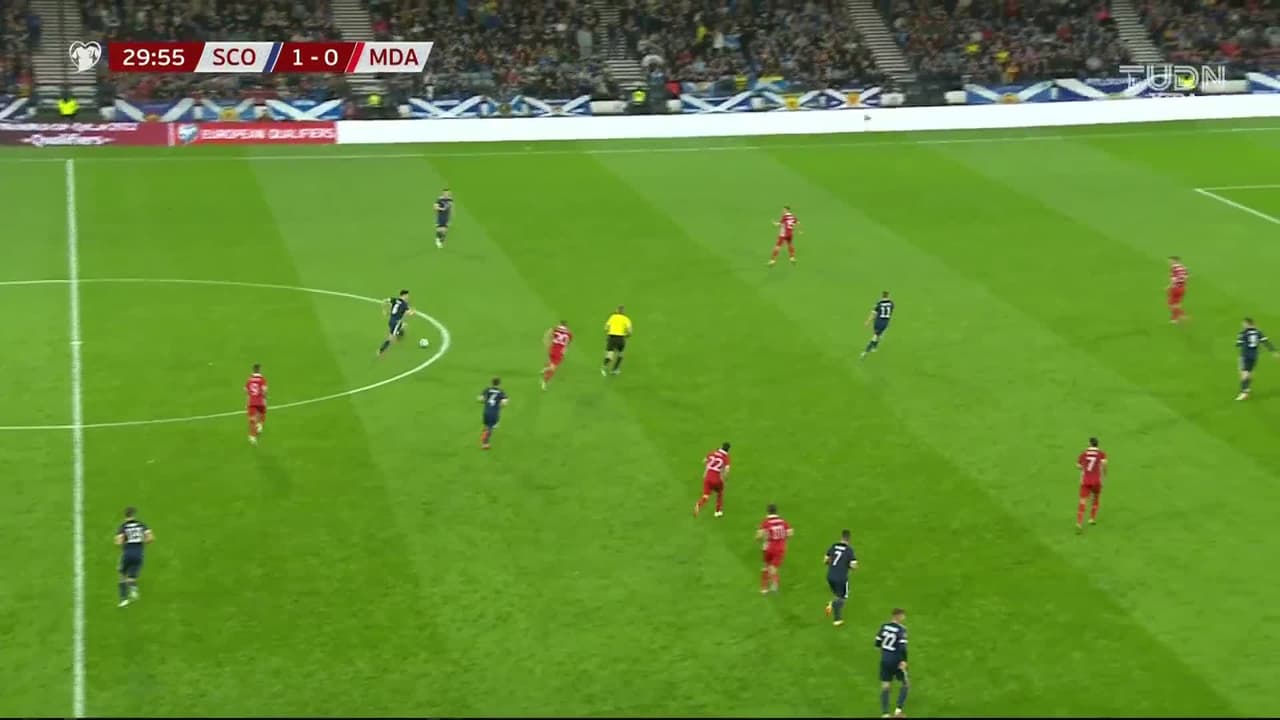 ¡TIRO ATAJADO! disparo por Kieran Tierney.