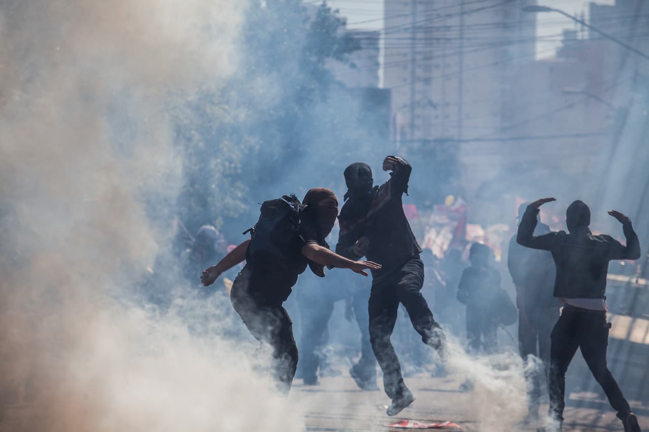 Para los dos torneos FIFA los alegatos del pueblo iban dirigidos a la extensa inversión que realizó el Gobierno para remodelar sus estadios y ciudades, mientras miles de personas morían de hambre y no tenían salud ni escuelas dignas. Para Río 2016 las cosas estallaron por escándalos de corrupción como en esta oportunidad, en la que se han programados protestas en favor de Lula Da Silva por su polémico encarcelamiento.