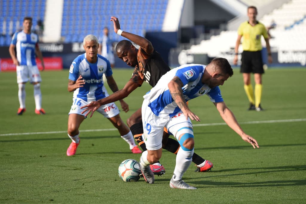 El duelo en el medio campo se comienza a hacer cada vez mas intenso, y el Valencia comienza a adueñarse del encuentro.