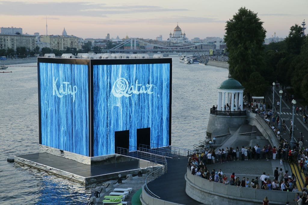 La edificación de este museo Qatar Elements dentro del Majlis Qatar pavilion ubicado en el Parque Gorky de Moscú, lució impresionante desde el exterior. La curiosidad por entrar provocó largas filas.