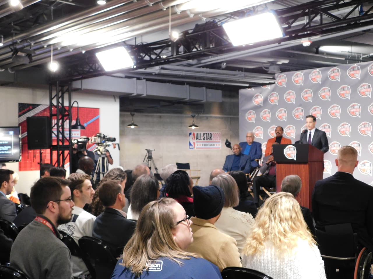 Así se vive la ceremonia para decidir que grandes estrellas de la NBA serán inmortalizados en el Salón de la Fama.