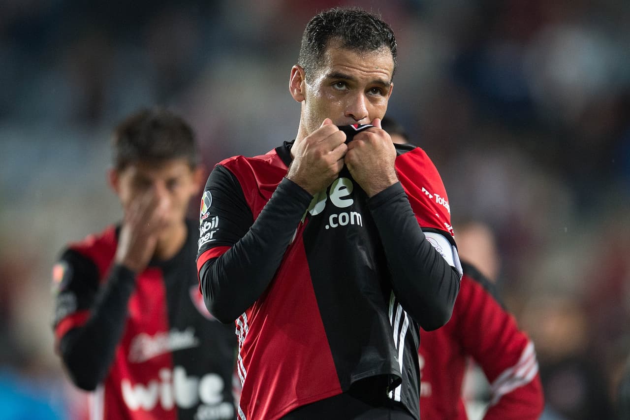 La postal de la noche: Rafael Márquez se despidió de la Primera División besando el escudo del Atlas.