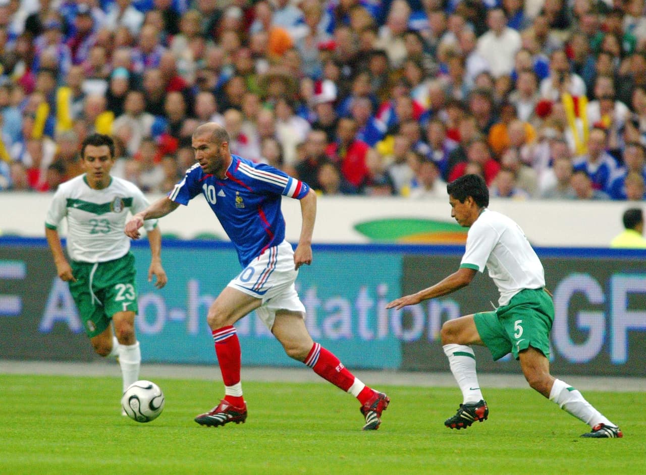 En una línea de tres, Osorio era el líbero ya que tenía 
<b>la libertad para anticiparse a jugadores como Zinedine Zidane.</b>