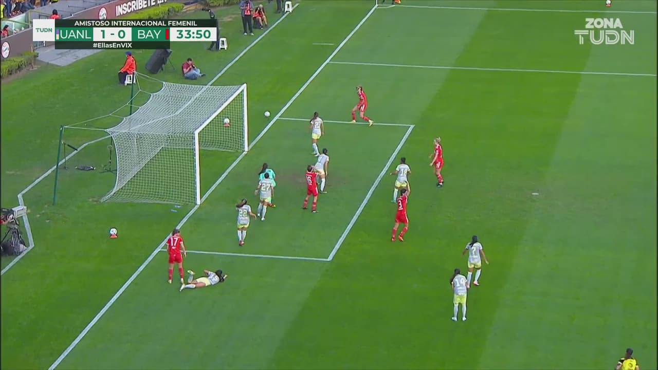 ¡Avisan las alemanas! Magull jala el balón, pero pasa muy cerca