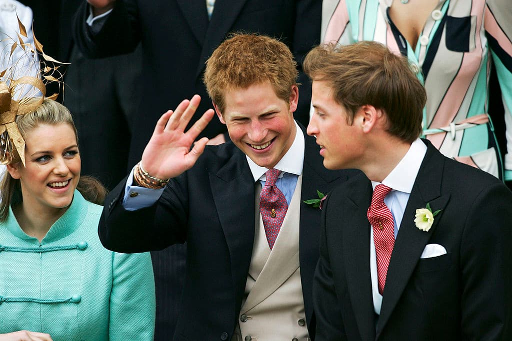 Ella es la media hermana de los príncipes. Laura Lopes es la hija de Camila y Andrew Parker-Bowles.