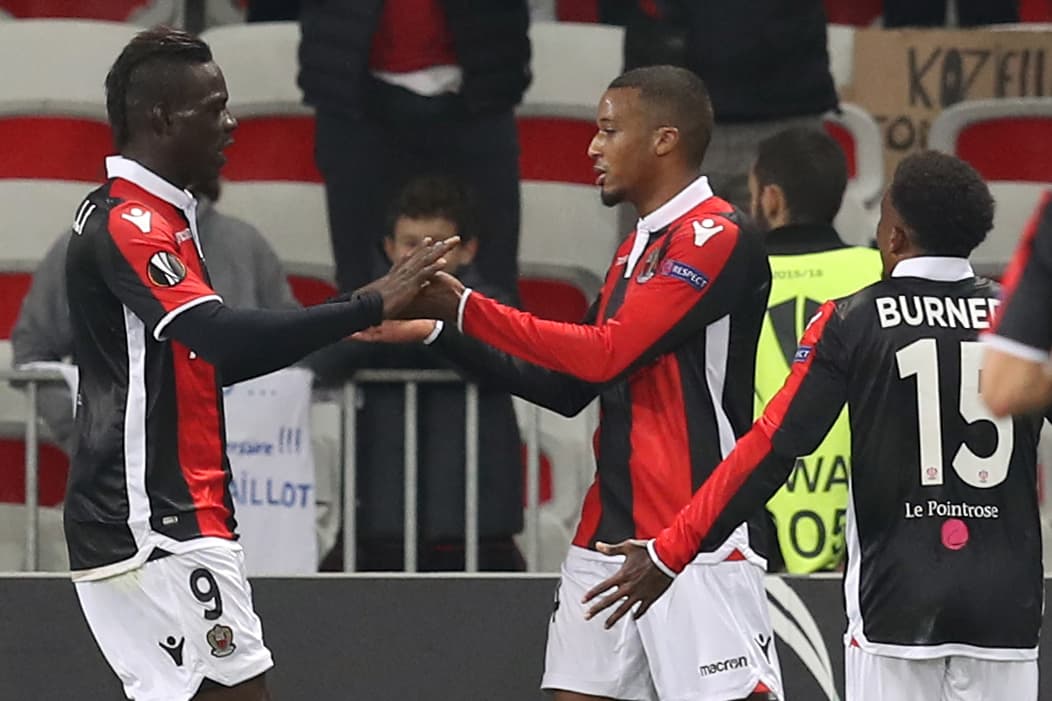 Niza 3-1 Zulte-Waregem: Mario Balotelli fue figura del equipo francés con un doblete para sumar los tres puntos que le aseguran el cupo en la siguiente fase del torneo junto a la Lazio, en el grupo K.