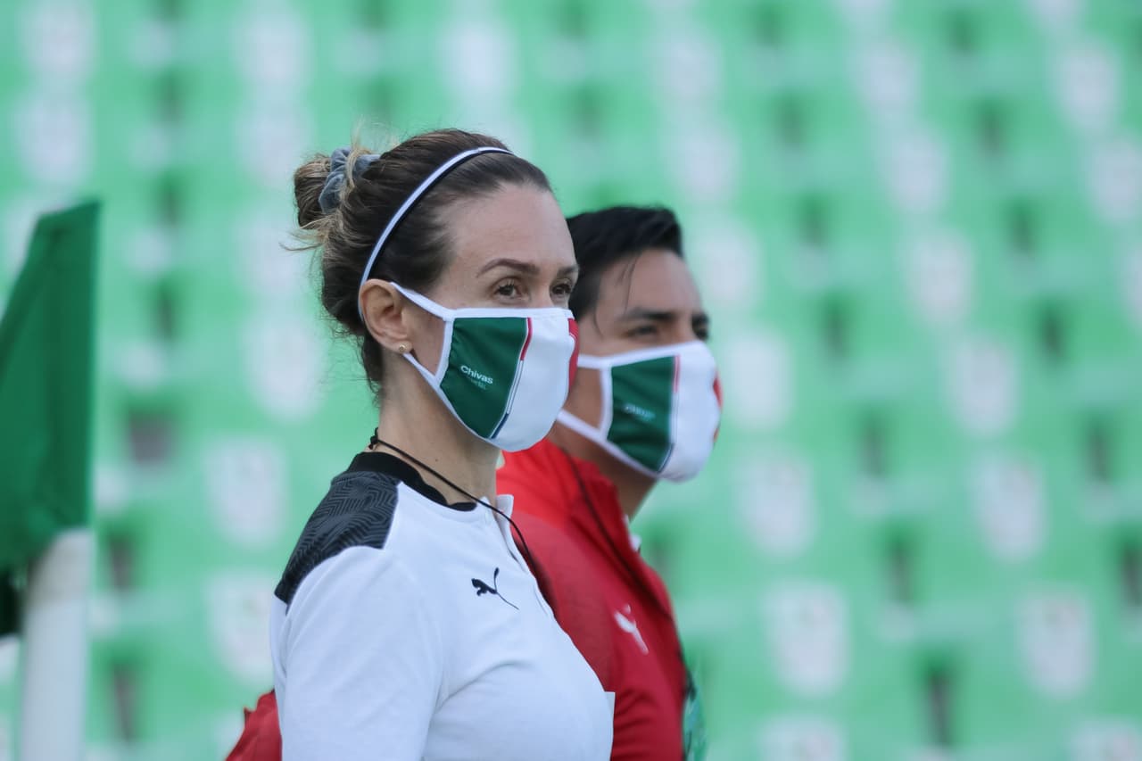 Cuerpo técnico de Chivas con cubrebocas.
