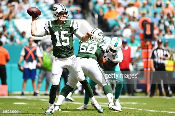 El mariscal de campo Matt Moore reemplazó al lesionado Jay Cutler y logró dos pases de anotación en los últimos 12 minutos para asegurar el triunfo de los Dolphins de Miami por 31-28 sobre los Jets de Nueva York.