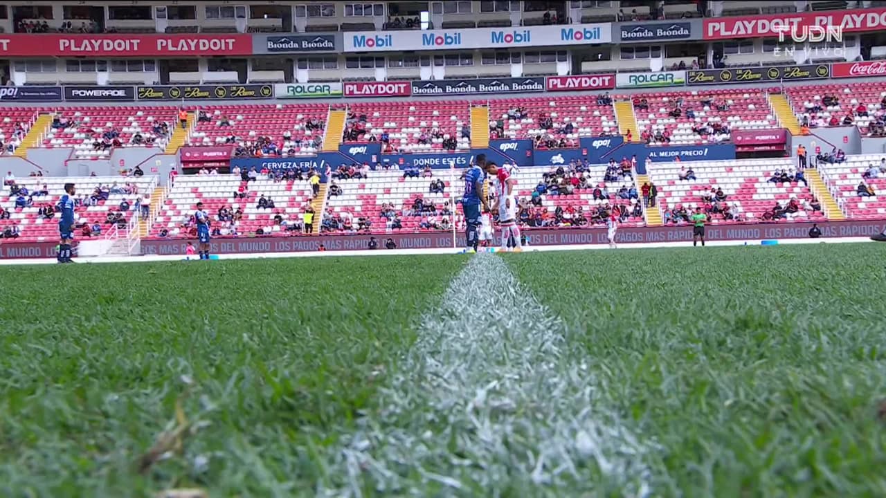 Arranca el partido y la pelota está en juego.