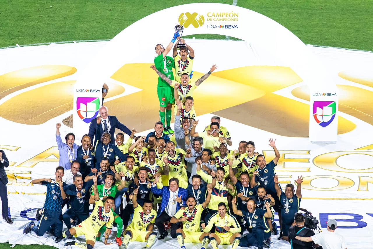 Así fueron los festejos del América luego de su angustiosa pero merecida victoria en penaltis para definir al Campeón de Campeones de la Liga MX ante Tigres en Carson, California. Agustín Marchesín fue el héroe americanista al atajar varios penaltis y anotar el de la victoria para el equipo de Miguel Herrera. Vaya manera de celebrar por parte de los jugadores azulcremas.
