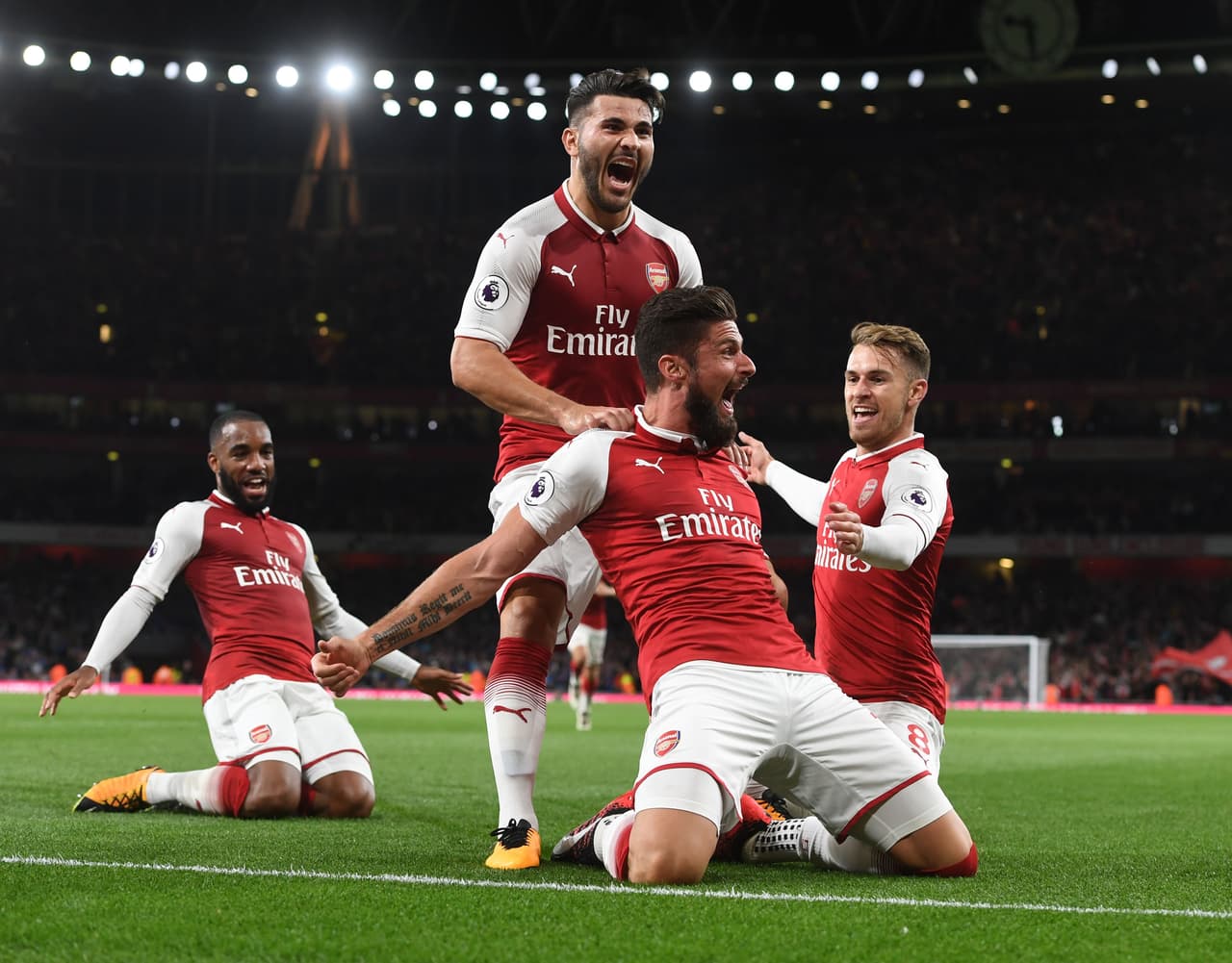 Alexandre Lacazette, Danny Welbeck, Aaron Ramsey y Olivier Giroud anotaron para el Arsenal, mientras que Shinji Okazaki y Jamie Vardy lo hicieron para el Leicester.