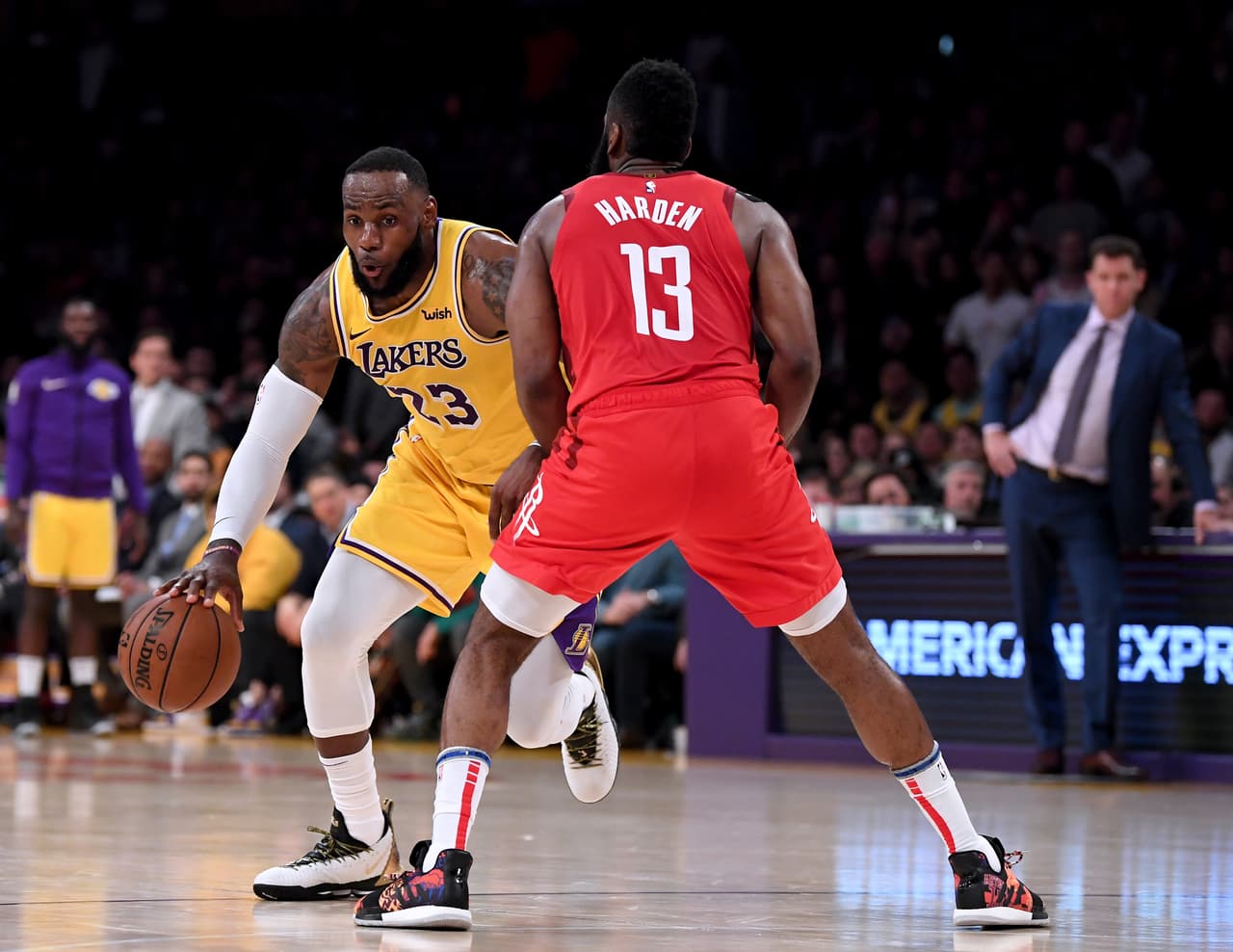 LeBron consiguió 29 puntos, uno menos que Harden, pero tuvo buen apoyo con Brandon Ingram, Kyle Kuzma y Reggie Bullock para dejar a los Lakers con un registro de 29-29, cerca de los Kings y a la espera de un tropiezo de los Clippers.