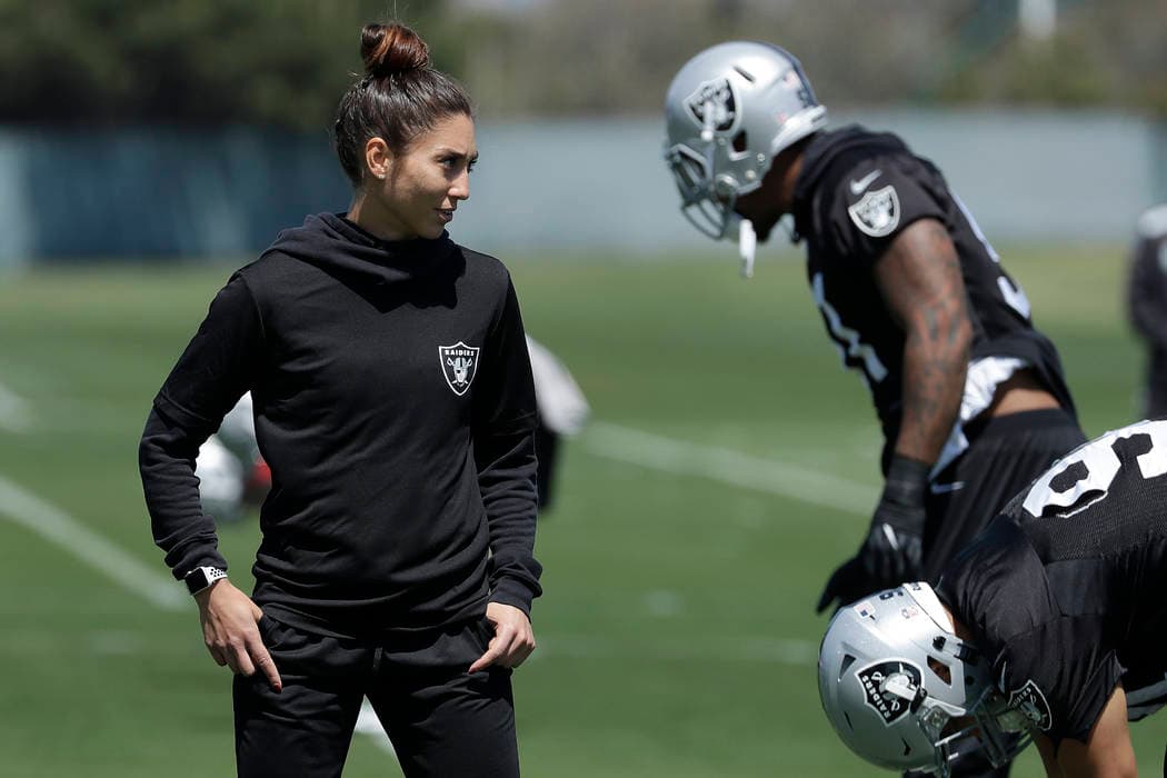 Raiders contratan a la primera entrenadora asistente en la historia de la franquicia