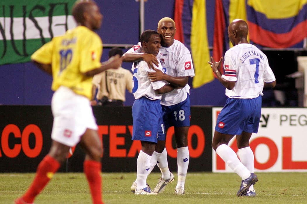 10.- Si Canadá sorprendió el 2000, Panamá hizo lo propio en el 2005. Fue la primera vez que el fútbol canalero levantó la mano en la CONCACAF y evidenció sus progresos futbolísticos llegando hasta la final que perdieron con EStados Unidos en penales quedándose como subcampeones pero dejando feliz al pueblo panameño.