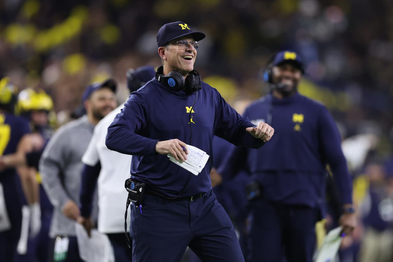 Jim Harbaugh vuelve a la NFL como coach de Chargers