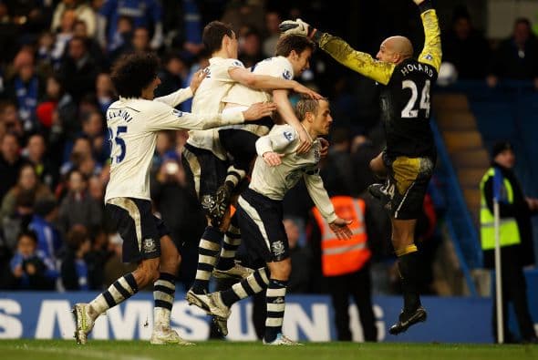 Neville fue el encargado de marcar el último tiro para que los 'Toffees' dejaran fuera a los 'Blues'.