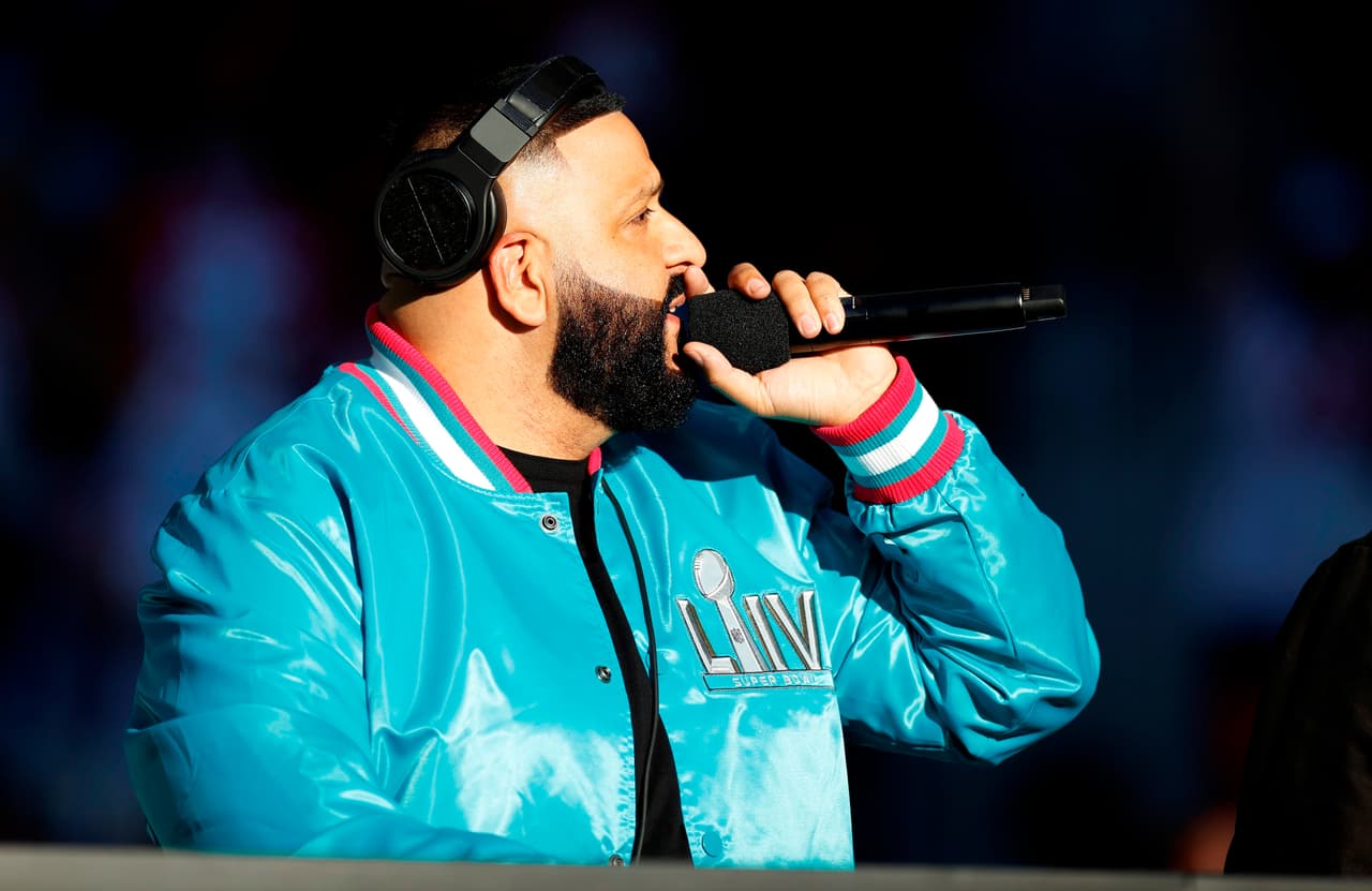 En otra zona, DJ Khaled también actuó horas antes del juego.