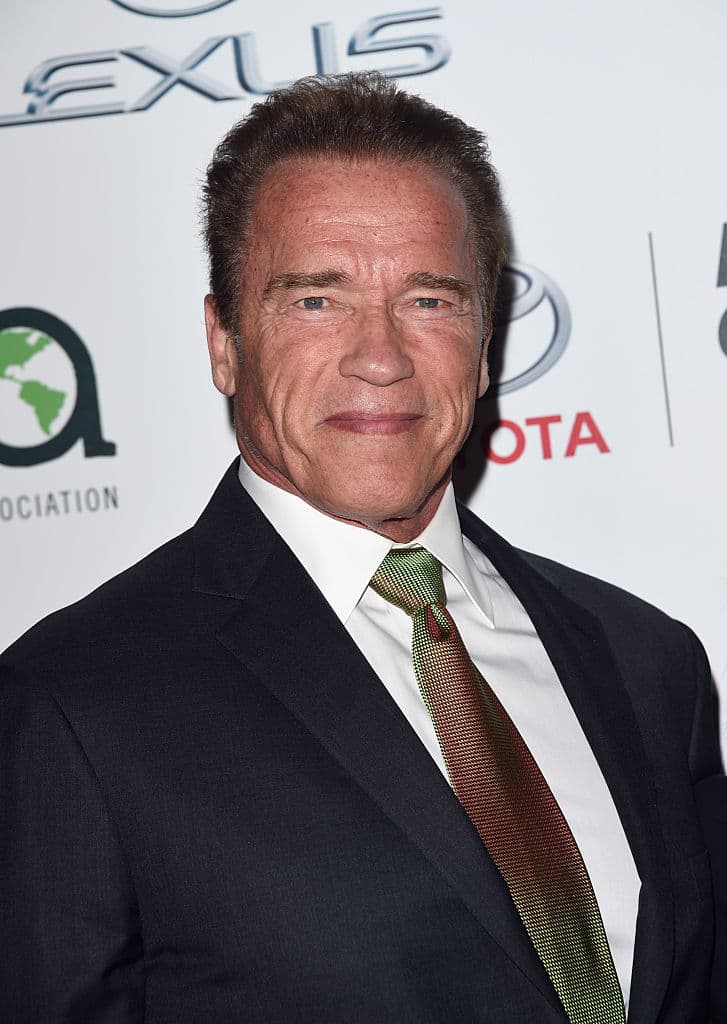 Predator (1987) - Un grupo de mercenarios es contratado por la CIA para rescatar a unos pilotos que han sido apresados por la guerrilla en la selva centroamericana.
<br>