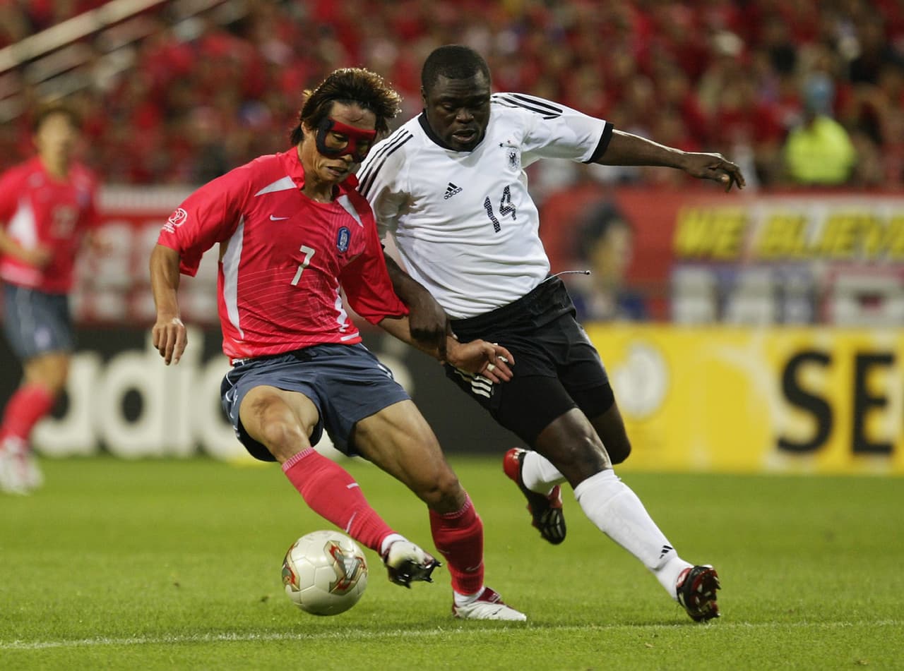 <b>Gerald Asamoah (Alemania) -</b> Debutó en el 2001 con la selección teutona y se convirtió en el primer jugador negro en hacerlo. Para el Mundial de Corea y Japón 2002 estuvo presente. Nació en Ghana, pero a los 13 años emigró con su familia al país europeo.