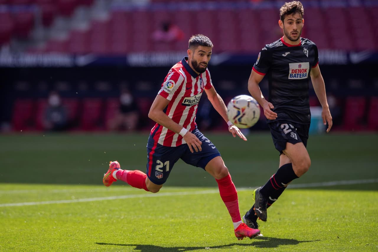 Atlético de Madrid golea al Eibar 5-0 durante la Jornada 33 de LaLiga. Ángel Correa abrió marcador con doblete durante la primera mitad, seguido de Yannick Carrasco al minuto 49. Marcos Llorente no se quedó atrás y sumó dos goles más al marcador para llevarse el triunfo sobre los visitantes.