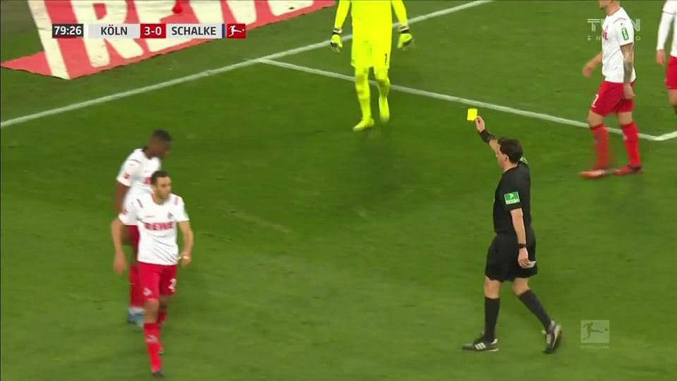 Tarjeta amarilla. El árbitro amonesta a Guido Burgstaller de FC Schalke 04