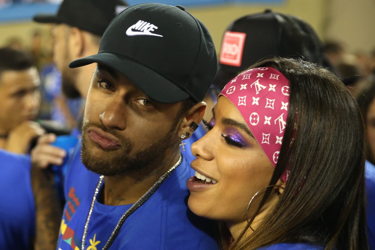 Neymar está en Brasil por la recuperación de su lesión pero ha sido noticia porque en el Carnaval de Bahía se le vio besándose con la cantante Rafaela Porto y ahora, en los últimos días, en el Carnaval de Río con Anitta. Todo mientras el PSG espera su mejoría.