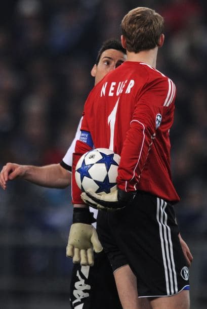 El arquero Neuer se encaró con los atacantes del Valencia, mostrando su carácter.