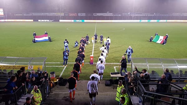 El partido fue celebrado en Leiden, Holanda.