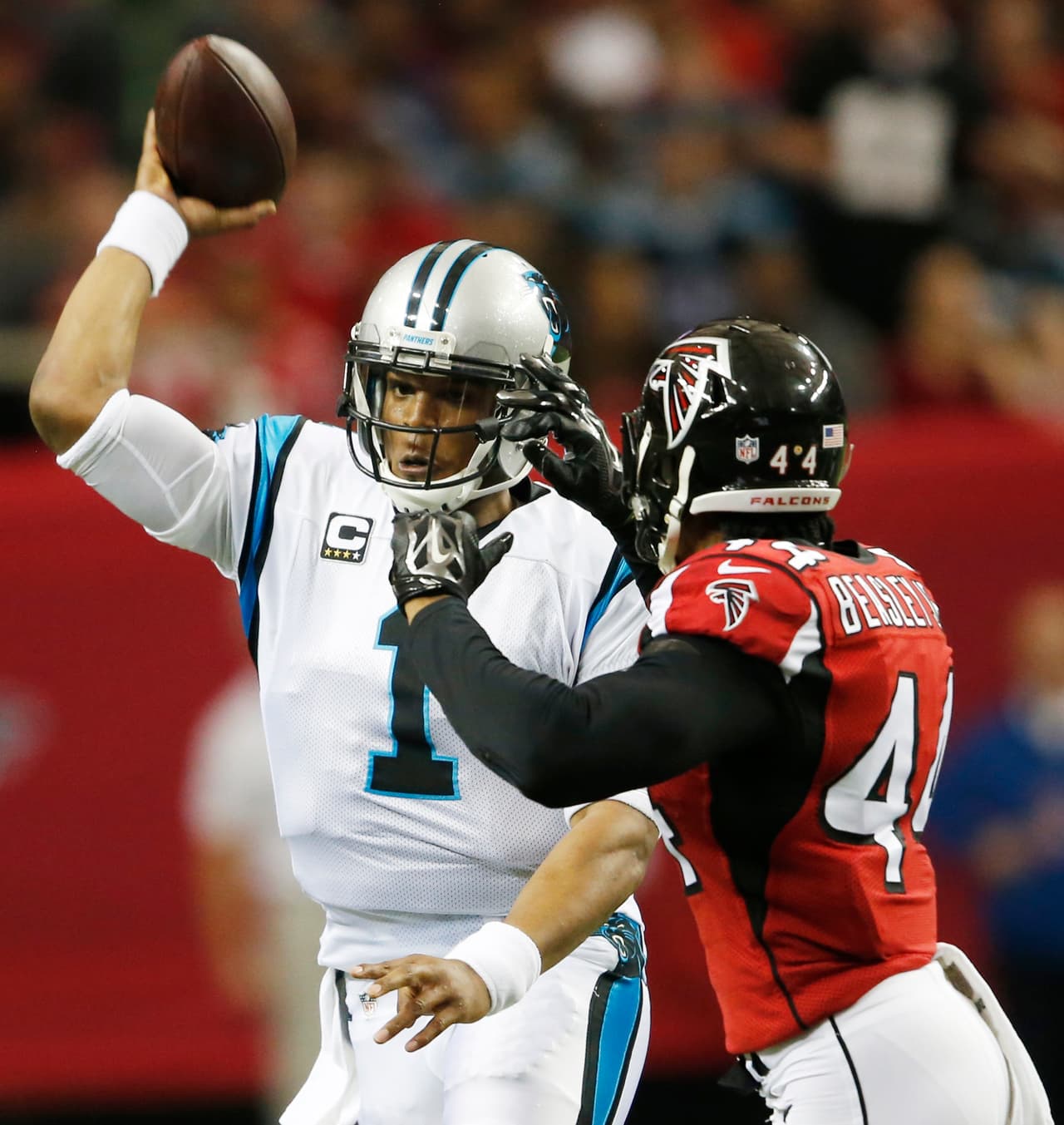 4 VIC BEASLEY – El novato ala defensivo de los Falcons fue una constante amenaza contra Cam Newton y la ofensiva de Carolina. Tuvo 4 tackleadas, una captura y provocó un balón suelto. Encabezó la defensa de Atanta que limitó a Carolina en 268 yardas totales.