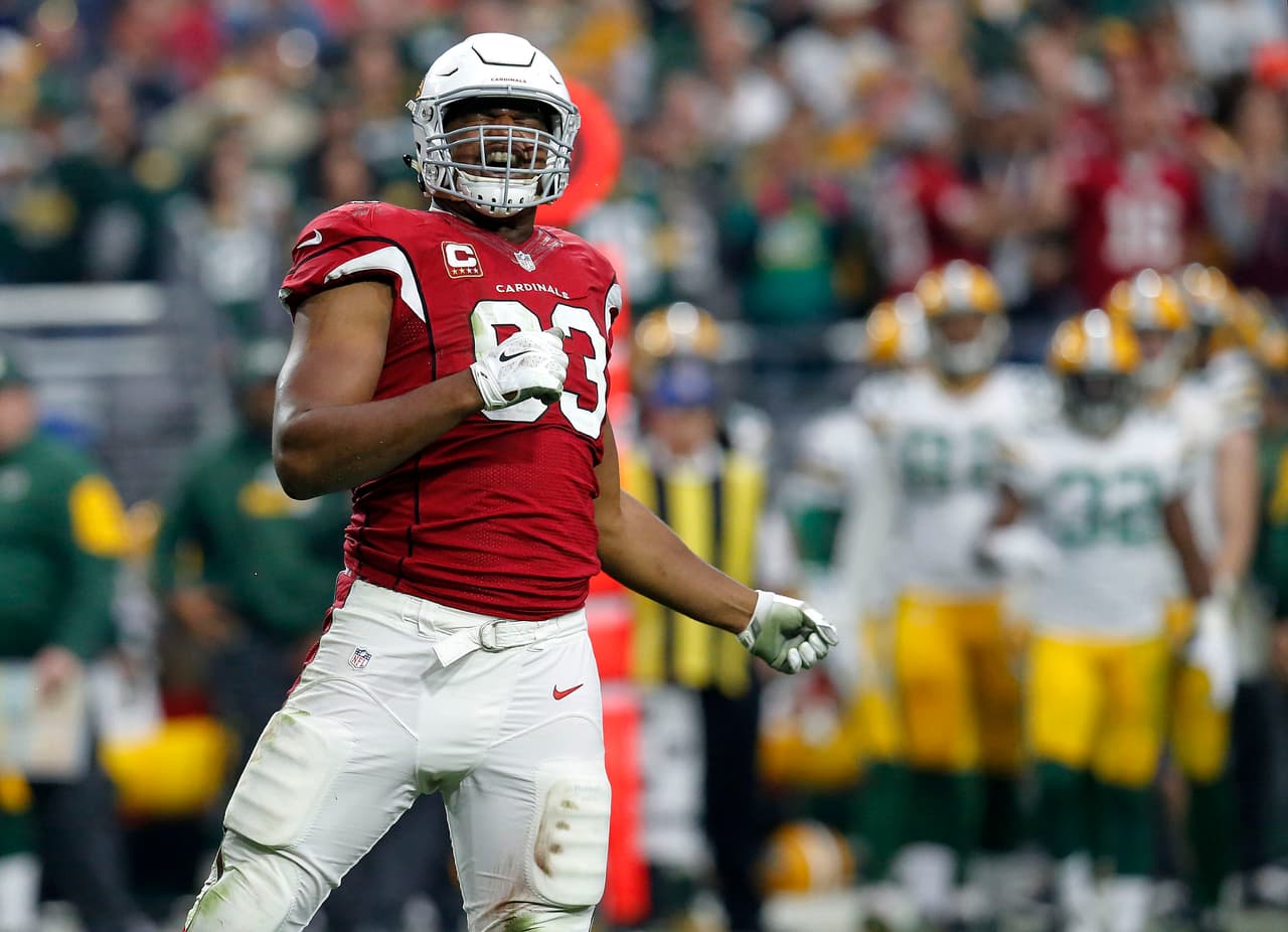 6 CALAIS CAMPBELL – La defensiva de los Cardinals limitó a Green Bay con Aaron Rodgers en 178 yardas totales. Destaca la actuación de Campbell con 6 tackleadas y 2.5 capturas de quarterback.
