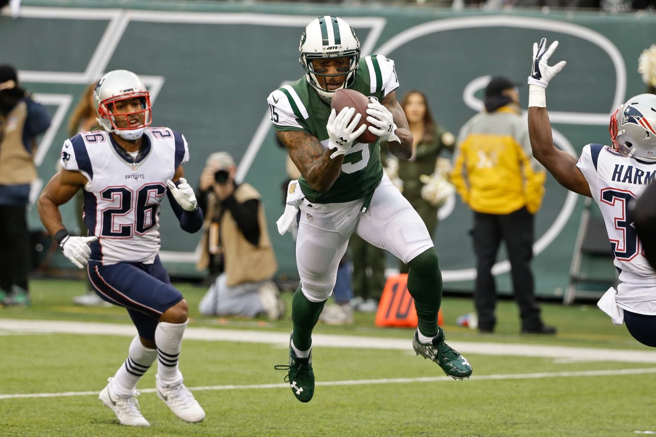 3 BRANDON MARSHALL – Primero en la historia con 6 temporadas de 100 recepciones en cada una. El estelar jugador de los Jets tuvo 8 recepciones contra los Patriots para 115 yardas con 2 touchdowns.