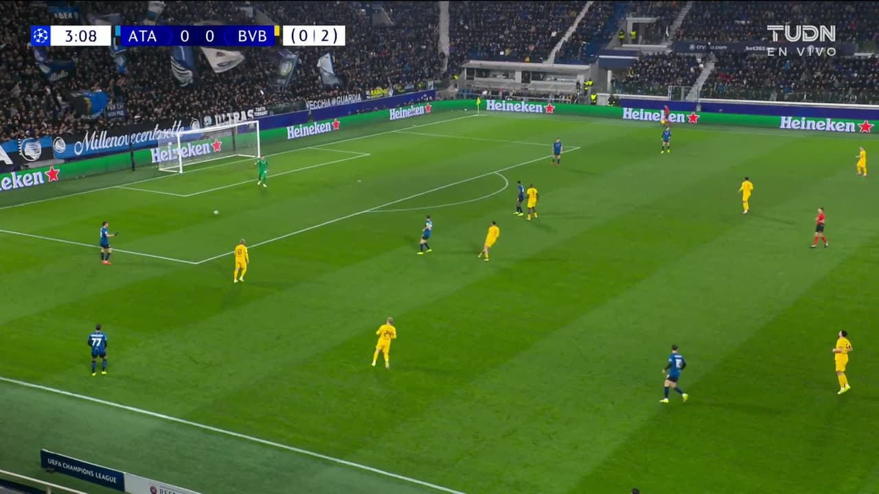 ¡TIRO ATAJADO! disparo por Nicola Zalewski.