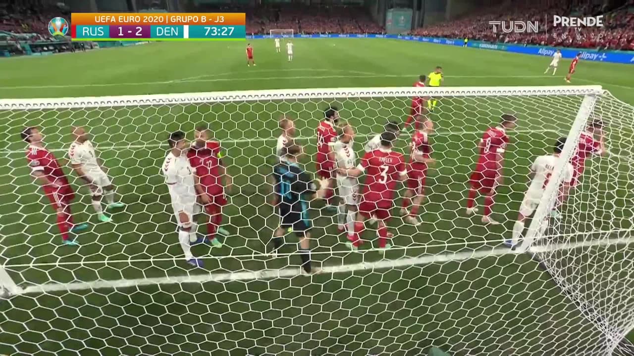 ¡TIRO ATAJADO! disparo por Simon Kjaer.