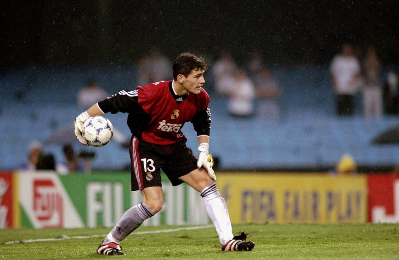 Real Madrid empezó a darle promoción a sus nuevos talentos desde la cantera y allí surgió la figura de Iker Casillas, que entró como sustituto de Bizarri y que con el tiempo se convertiría en una de las leyendas vivientes y vigentes del fútbol español.