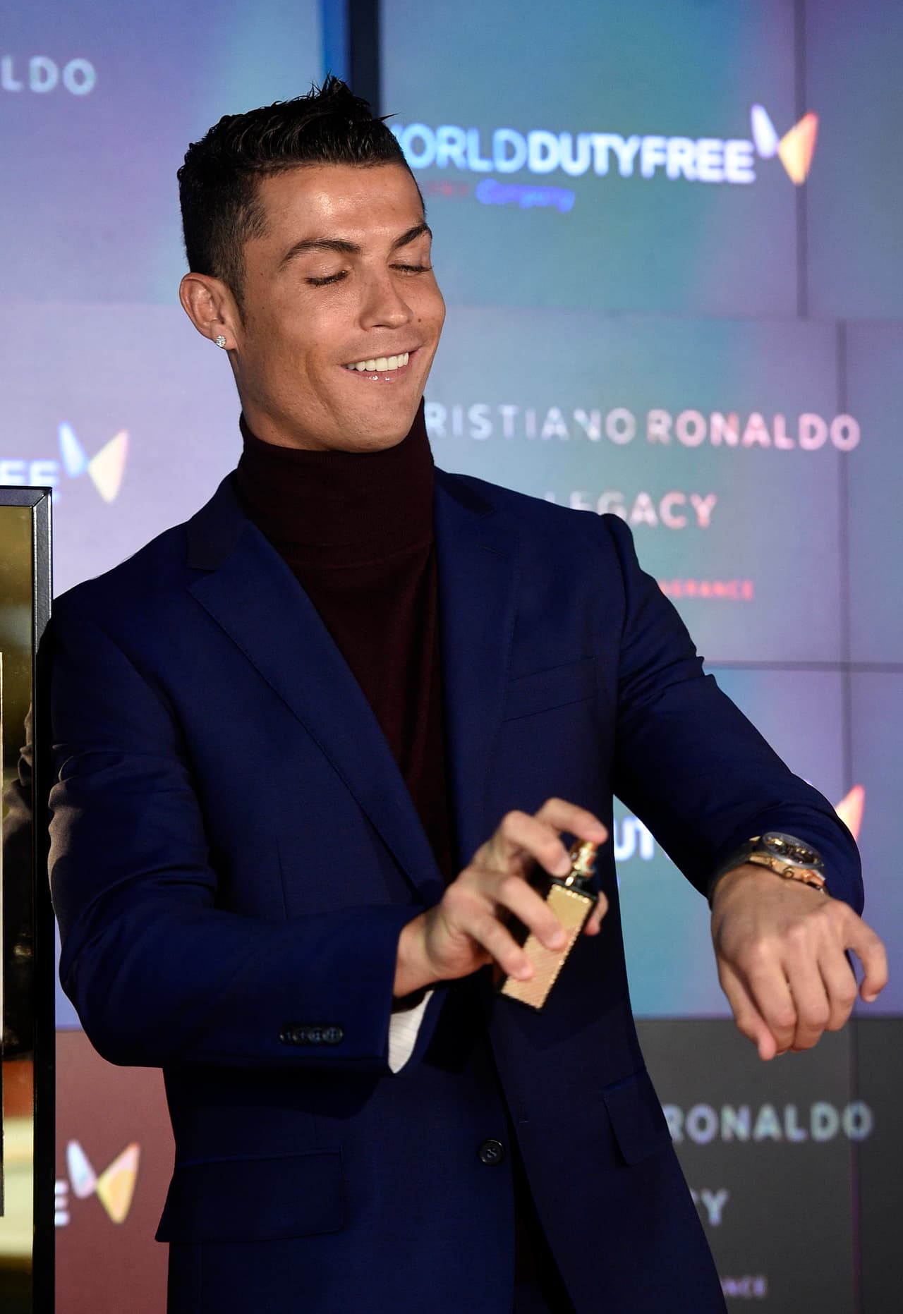 Y empezó a echarse el "spray".