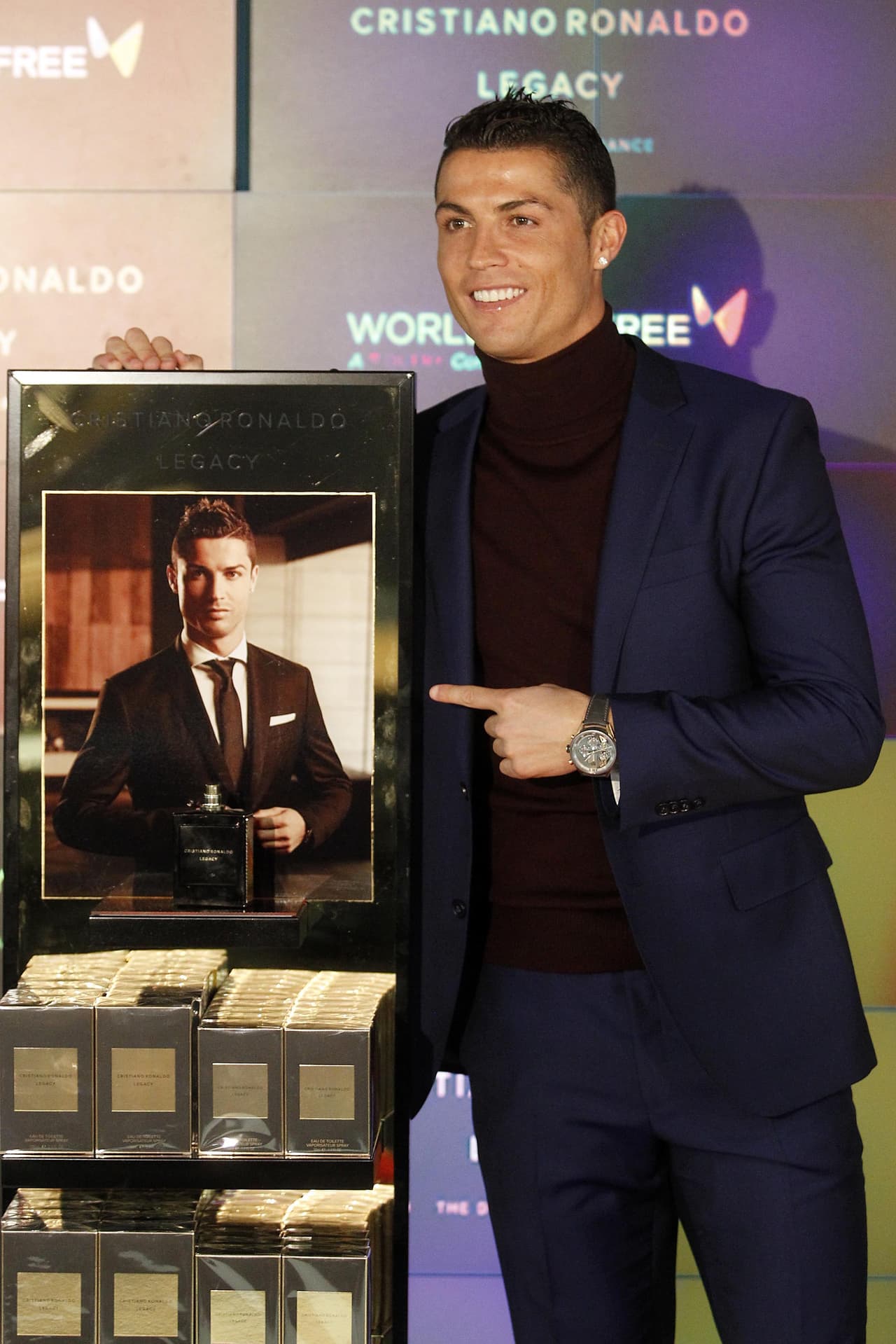 Presumiendo su primera aventura en el mundo de los perfumes.