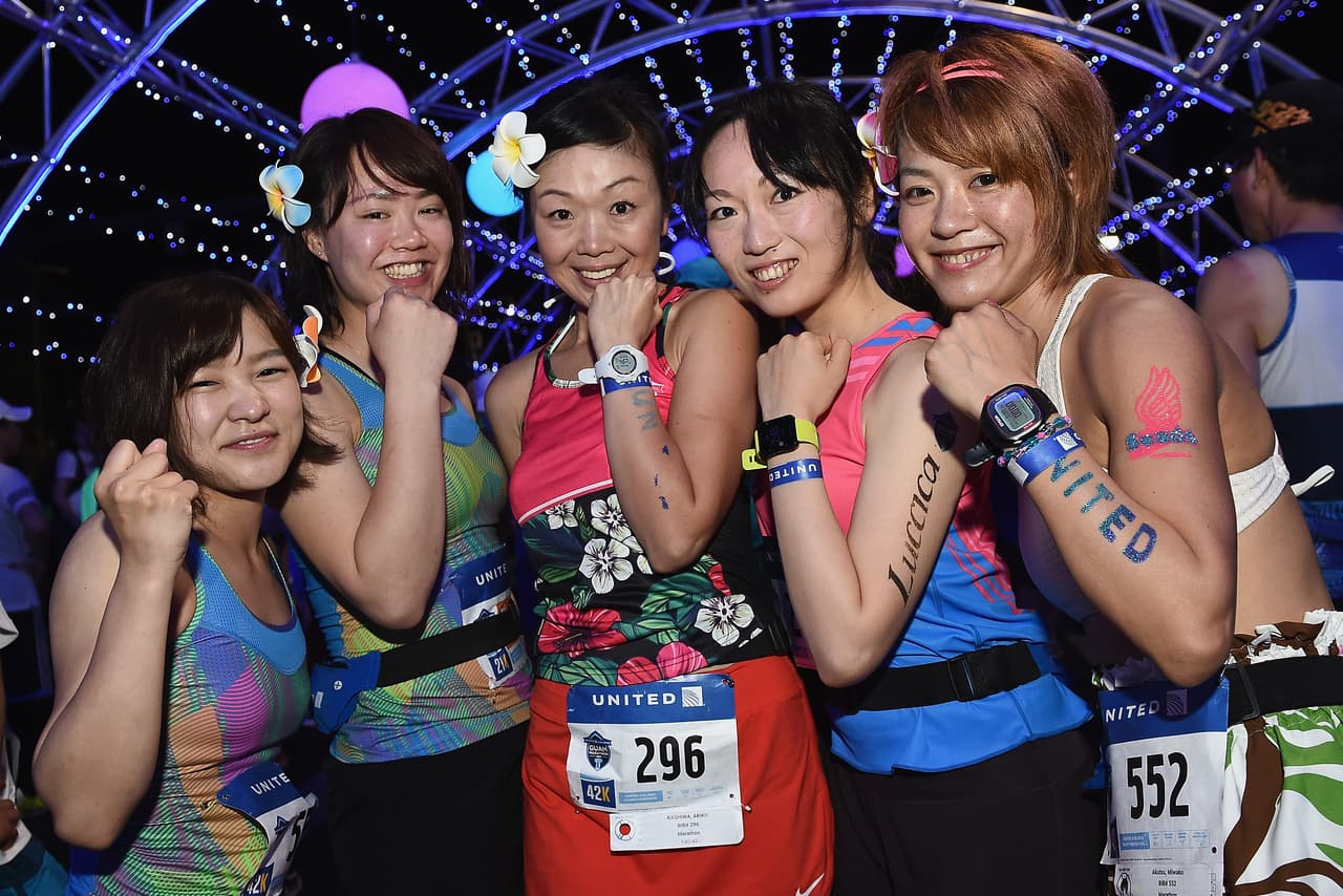 Los habitantes de Guam tienen una mezcla entre la cultura asiática y la estadounidense y sus idiomas oficiales son el inglés, la 'lingua franca' y el chamorro. Hay muchas lenguas filipinas, chinas, japonesas y micronesias.