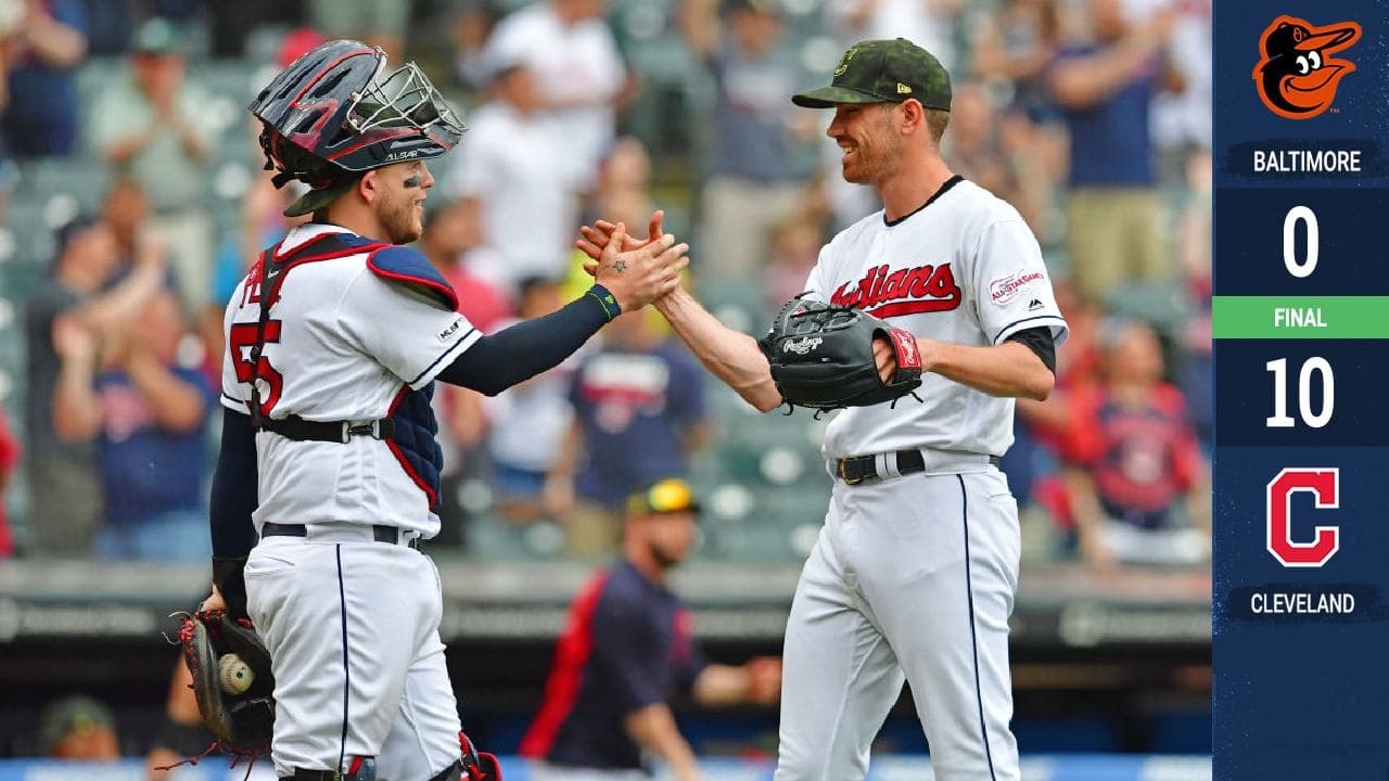 Shane Bieber retiró por la vía del ponche a 15 bateadores, la mayor cantidad de su carrera, en su primer juego completo en las Grandes Ligas y los Cleveland Indians apabullaron este domingo por pizarra de 10-0 a los Baltimore Orioles.