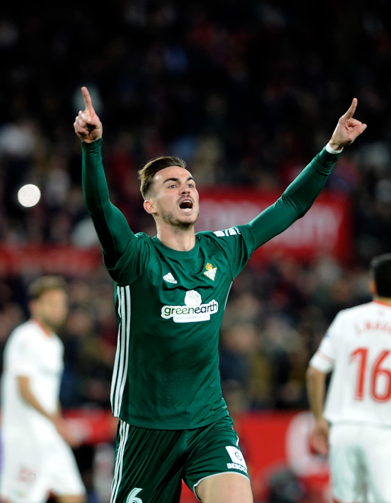 Segundo gol del canterano bético con el primer equipo, para poner a festejar a toda su afición en el derbi.